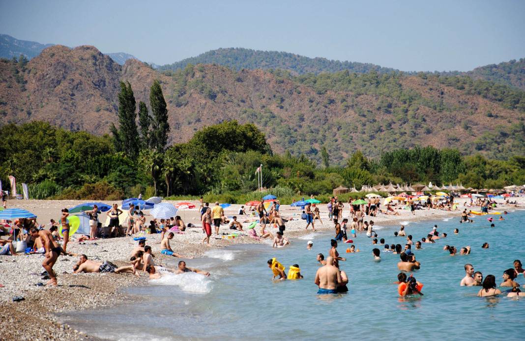Bayramda Antalya'nın nüfusu 4 milyonu bulacak: Yer için valiyi arayan var 6